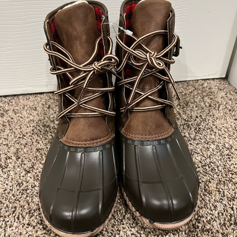 NWT Madden Girl Duck boot size 8.5
